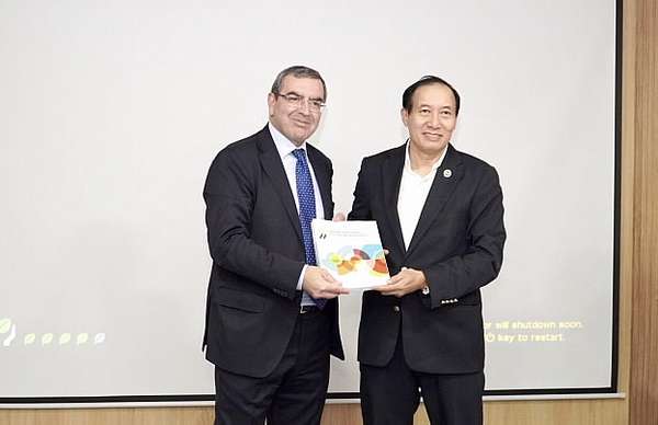Phó Chủ tịch UBCKNN Phạm Hồng Sơn tiếp nhận bộ Nguyên tắc QTCT sửa đổi năm 2023 từ Ông Carmine Di Noia – Giám đốc Tài chính và Doanh nghiệp, OECD
