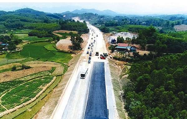 Tuyến cao tốc Đồng Đăng - Trà Lĩnh dài 121 km, nối liền hai tỉnh Cao Bằng và Lạng Sơn, do liên danh Đèo Cả thực hiện. 