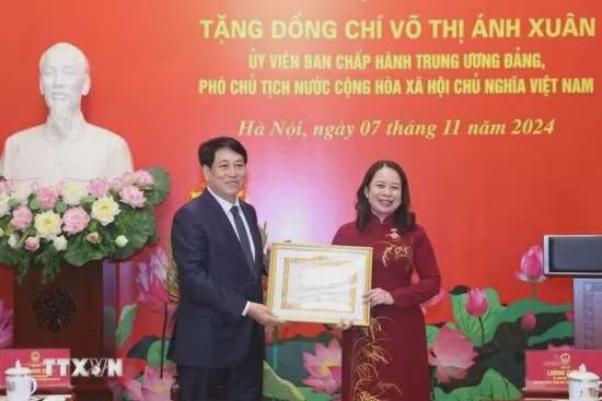 Trao huy hiệu 30 năm tuổi Đảng cho Phó Chủ tịch nước Võ Thị Ánh Xuân