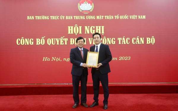 Đại diện Ban Thường trực Ủy ban Trung ương MTTQ Việt Nam trao Quyết định tiếp nhận, bổ nhiệm tân Phó Tổng Biên tập Nguyễn Văn Dũng.