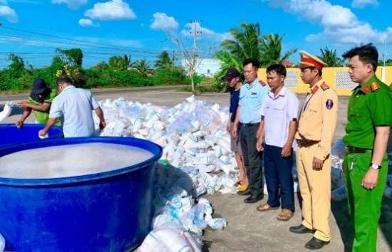 Bạc Liêu: Tiêu hủy hơn 2,7 triệu con tôm giống không có giấy chứng nhận kiểm dịch