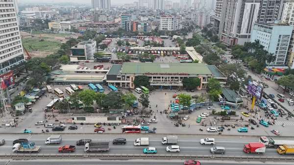 Bến xe Hà Nội chật kín phương tiện đưa người dân về Hà Nội: Người dân chen chân xếp hàng đón xe về quê nghỉ lễ 30/4