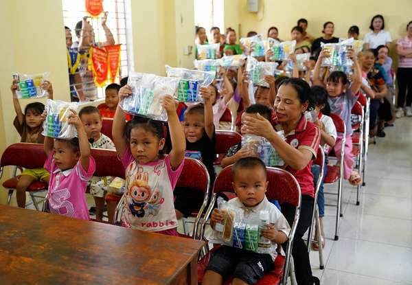 Chương trình “Vượt thiên tai – Tiếp bước tương lai” của Vinamilk vượt cam kết 1,2 triệu sản phẩm cho học sinh vùng bão lũ