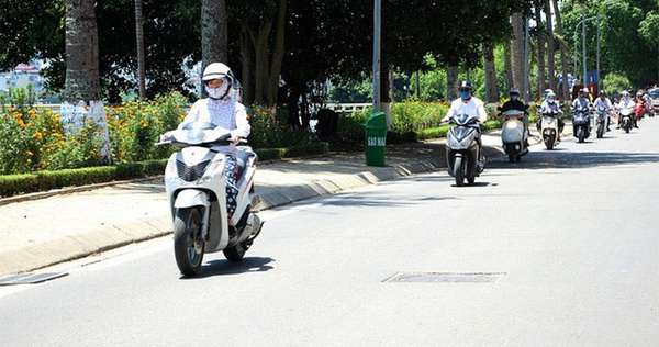 Nguời tham gia giao thông cần lưu ý những gì khi đi xe máy dưới trời nắng nóng (Nguồn ảnh: Internet)