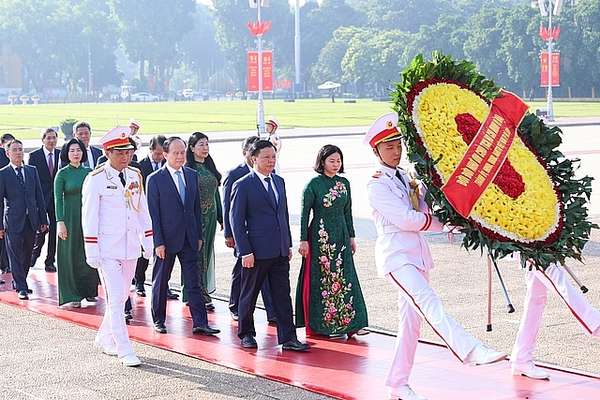 Đoàn đại biểu TP. Hà Nội đặt vòng hoa và vào Lăng viếng Chủ tịch Hồ Chí Minh - Ảnh: VGP/Nhật Bắc