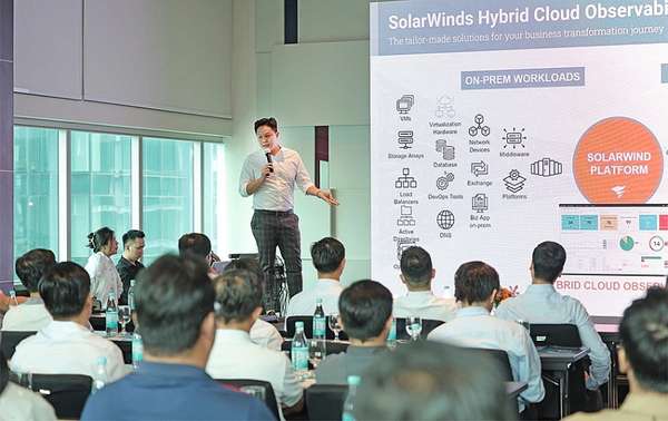 Ông Lý Thế Hưng, đại diện hãng SolarWinds tại Việt Nam, Lào, Campuchia và Myanmar, giới thiệu giải pháp giám sát và quản lý hệ thống công nghệ thông tin thế hệ mới