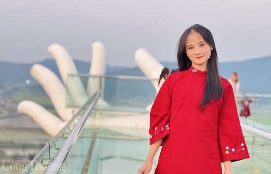 Nô nức check in ngôi chùa có cầu kính, bàn tay khổng lồ ở Thanh Hóa