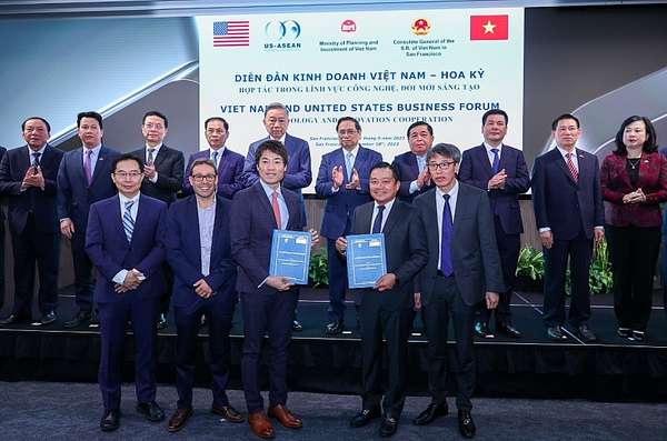 Thủ tướng Phạm Minh Chính và các đồng chí lãnh đạo, đại biểu chứng kiến lễ trao văn bản, thoả thuận hợp tác của doanh nghiệp hai nước - Ảnh: VGP