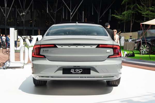 Volvo ra mắt mẫu sedan hạng sang với mức tiêu thụ xăng ít hơn xe máy