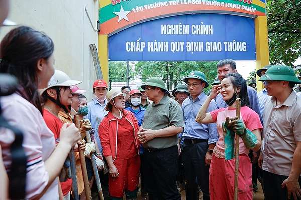 Thủ tướng thăm hỏi, động viên các giáo viên Trường Mầm non Hoa Lan đang tham gia dọn dẹp trường