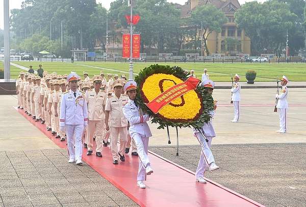 Đoàn đại biểu Đảng uỷ Công an Trung ương và Bộ Công an đặt vòng hoa, vào Lăng viếng Chủ tịch Hồ Chí