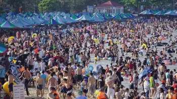 Chùm ảnh: Biển Đồ Sơn đông nghịt du khách dịp nghỉ lễ