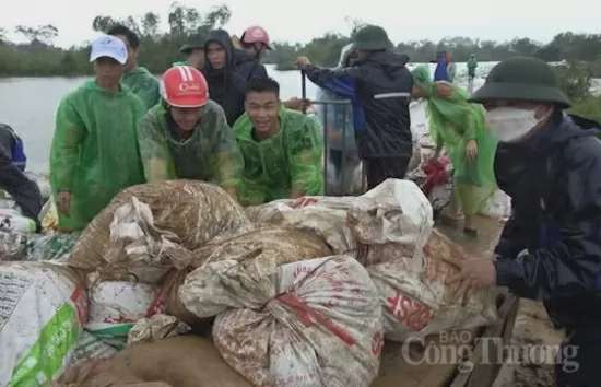 Hàng trăm người dân, bộ đội đào đất đắp đê chống tràn trên sông Tích