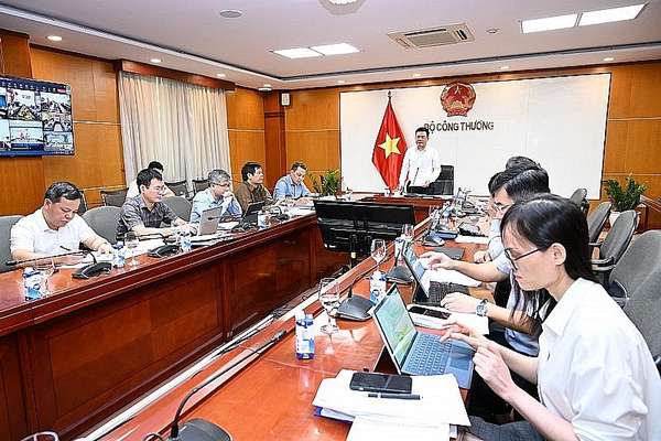 Bộ trưởng Bộ Công Thương Nguyễn Hồng Diên chủ trì cuộc họp