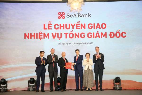 Với kinh nghiệm 30 năm trong lĩnh vực ngân hàng, trong đó có 18 năm giữ trọng trách Phó Tổng Giám đốc, ông Lê Quốc Long đã có những đóng góp quan trọng cho sự phát triển của SeABank. 