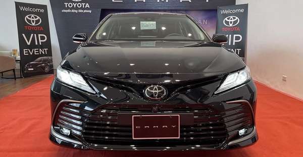 Bảng giá xe Toyota Camry tháng 8/2023: 