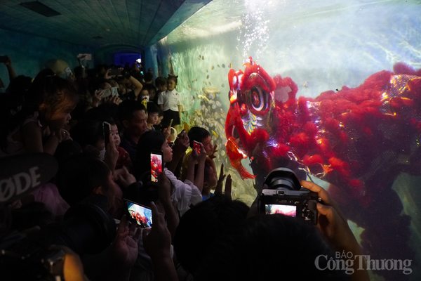 Độc đáo múa lân dưới nước đón Tết Trung thu ở Nha Trang