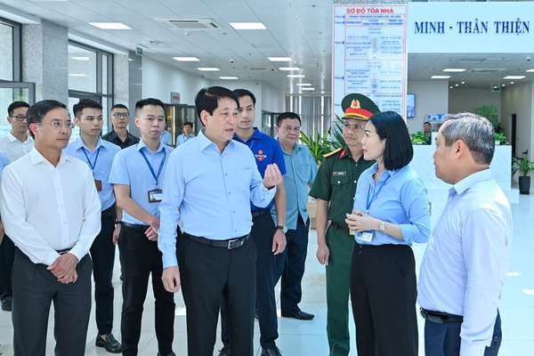 Chủ tịch nước Lương Cường đã thăm và kiểm tra Trung tâm Phục vụ hành chính công một cấp trực thuộc Ủy ban nhân dân tỉnh Quảng Ninh. z6852634451218-89940a0a2c147f7a3544c7660ba1da36.jpg