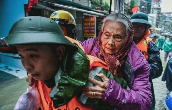 Rưng rưng lời "thương gửi đồng bào” vùng lũ từ 12.028 trang sao kê tài khoản