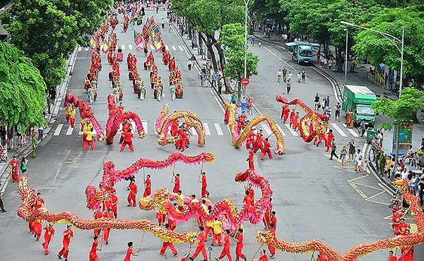 Các chương trình nghệ thuật tại không gian đi bộ quanh hồ hoàn kiếm và vùng phụ cận luôn thu hút đông đảo du khách tới tham dự, Ảnh: Viết Thành