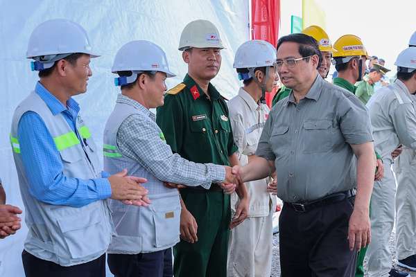 Thủ tướng kiểm tra công trường, chỉ đạo thông tuyến 2 dự án cao tốc tại ĐBSCL vào 19/12/2025- Ảnh 1. Thủ tướng kiểm tra công trường, chỉ đạo thông tuyến 2 dự án cao tốc tại ĐBSCL vào 19/12/2025- Ảnh 1.