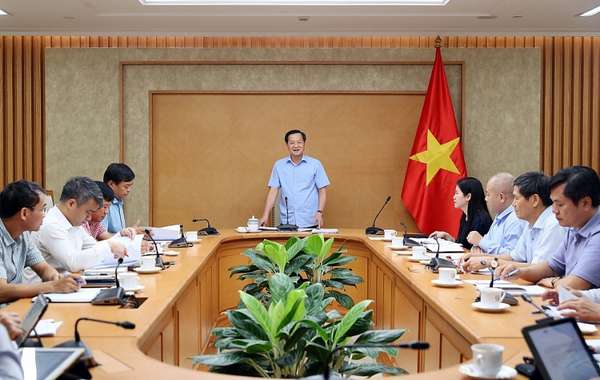 Phó Thủ tướng Chính phủ Lê Minh Khái chủ trì cuộc họp với các bộ, ngành về phương án bố trí cho một số dự án phòng, chống sạt lở khu vực Đồng bằng sông Cửu Long từ nguồn dự phòng ngân sách trung ương năm 2023. Ảnh VGP