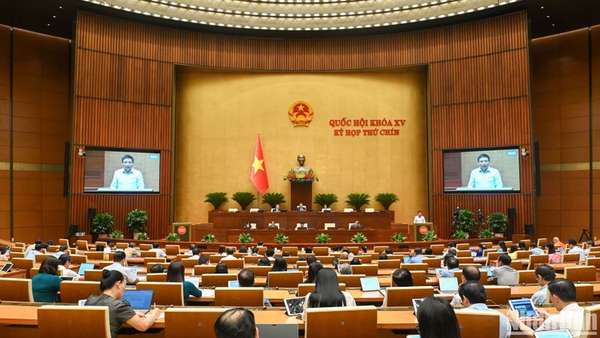 Bộ trưởng Tài chính Nguyễn Văn Thắng trình bày Tờ trình dự thảo Nghị quyết của Quốc hội về cơ chế, chính sách phát triển kinh tế tư nhân trong phiên họp chiều 15/5. (Ảnh: BÙI GIANG)