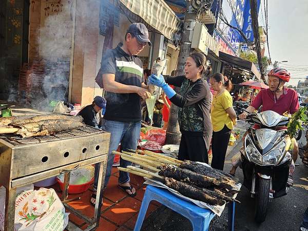 TP Hồ Chí Minh: Chen chân mua heo quay, cá lóc nướng ngày vía Thần tài