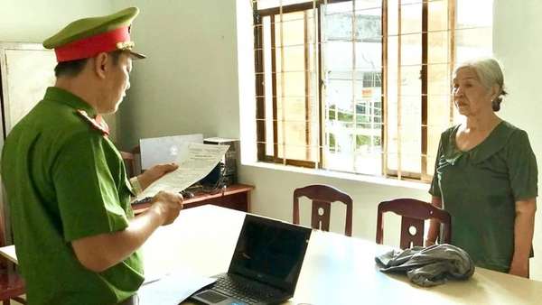 Cơ quan Cảnh sát điều tra Công an tỉnh Bạc Liêu đọc lệnh bắt bị can để tạm giam đối với Phan Hồng Thắm.