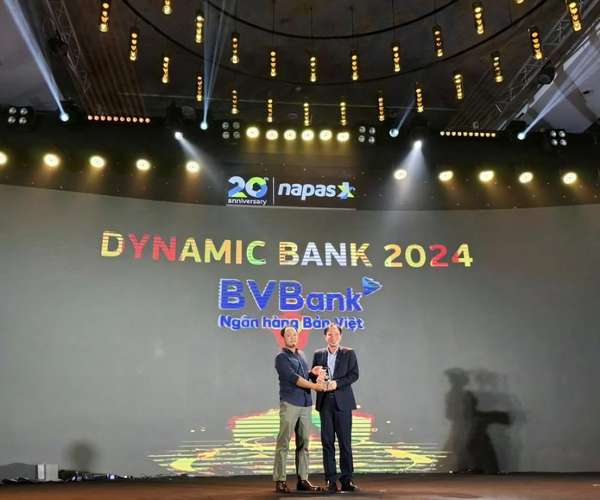 Ông Phan Việt Hải - Phó Tổng Giám Đốc BVBank (bên phải) nhận kỷ niệm chương giải “Dynamic Bank 2024” từ đại diện Napas