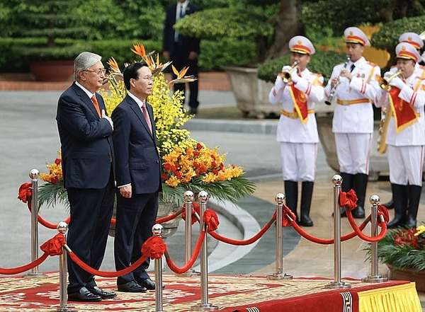 Sáng 21/8, Lễ đón chính thức Tổng thống Kazakhstan Kassym-Jomart Tokayev diễn ra trọng thể tại Phủ Chủ tịch - Ảnh: VGP/Nhật Bắc