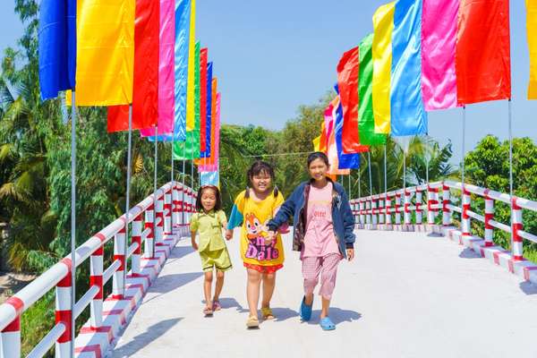 Sự vui mừng, phấn khởi của người dân và trẻ em tại địa phương khi có thêm cây cầu khang trang và rộng rãi để đi lại