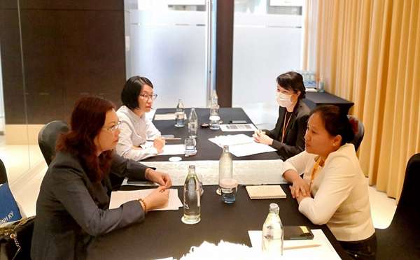 Chủ tịch UBCKNN Vũ Thị Chân Phương (bên trái, hàng đầu) trao đổi với bà Fongchinda Sengsourivong - Tổng thư ký LSCO.