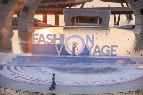 “Sửng sốt” trước độ hoành tráng của sân khấu Fashion Voyage 5 tại Thị trấn Hoàng Hôn
