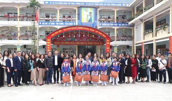 Hiệp hội Ngân hàng dâng hương tại Nghĩa trang Liệt sỹ quốc gia Vị Xuyên và trao quà cho học sinh nghèo vượt khó tại Trường Tiểu học Lê Lợi