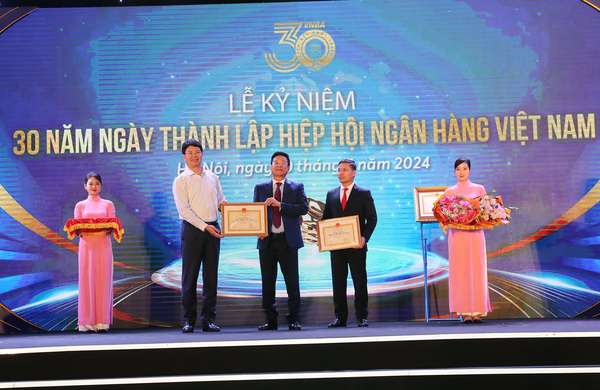 pho-chu-tich-kiem-tong-thu-ky-hiep-hoi-ngan-hang-viet-nam-nguyen-quoc-hung-vinh-du-nhan-bang-khen-cua-bo-tu-phap.jpg