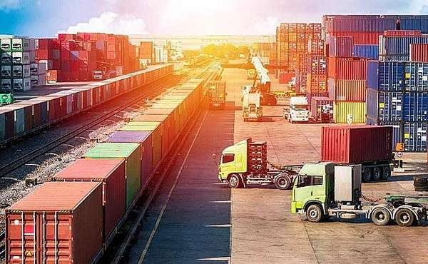 việc triển khai đồng loạt 8 trung tâm logistics tại TP.HCM không chỉ tăng cường năng lực vận tải hàng hóa mà còn thúc đẩy kinh tế khu vực, đồng thời nâng cao năng lực cạnh tranh quốc tế.