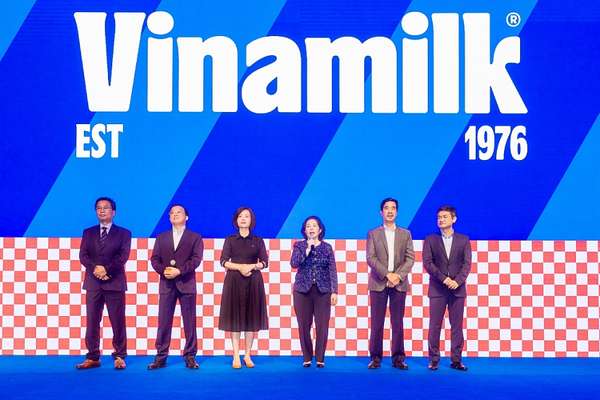 Ban điều hành của Vinamilk cũng có mặt tại sự kiện dành cho nhân viên diễn ra vào sáng ngày 6/7 để chia sẻ về những kế hoạch tương lai của công t