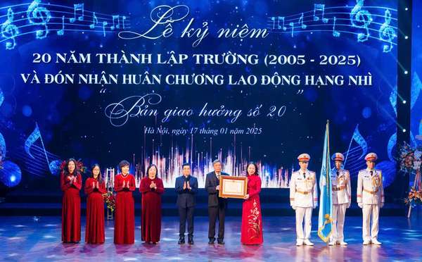 THCS Đoàn Thị Điểm tổ chức lễ kỷ niệm 20 năm thành lập và long trọng đón nhận Huân chương Lao động hạng Nhì