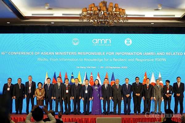 Lãnh đạo nước chủ nhà Việt Nam cùng Ban Thư ký ASEAN, lãnh đạo ngành thông tin truyền thông các quốc gia thành viên ASEAN, các đối tác đối thoại và quan sát viên
