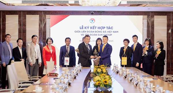 Lãnh đạo Tập đoàn Sun Group trao quà lưu niệm cho lãnh đạo VFF tại sự kiện