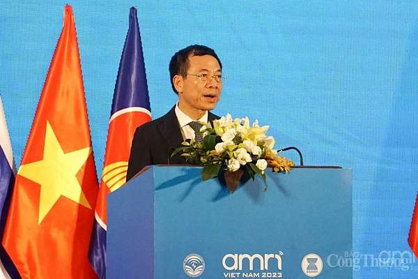 Bộ trưởng Bộ Thông tin và Truyền thông Việt Nam Nguyễn Mạnh Hùng phát biểu