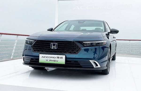 Honda Accord phiên bản “ăn xăng như ngửi” có giá chỉ từ 595 triệu đồng
