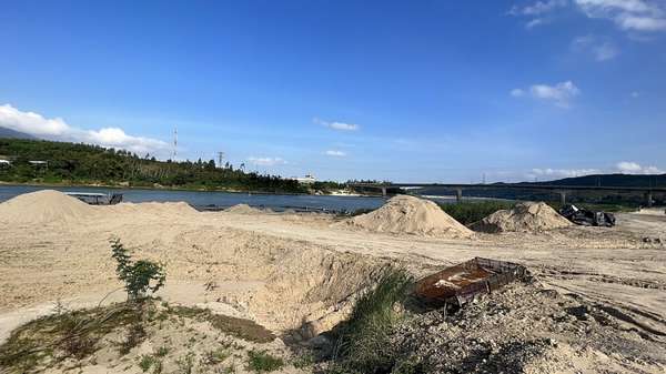 Loạt mỏ cát ở thủ phủ Đại Lộc ngưng hoạt động dù còn thời hạn khai thác, khiến tình trạng khan hiếm cát ở Quảng Nam, Đà Nẵng càng nghiêm trọng