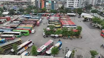 Hà Nội: Người dân chen chân xếp hàng đón xe về quê nghỉ lễ 30/4