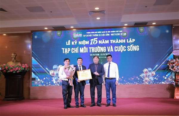 TSKH. Phan Xuân Dũng, Chủ tịch Liên hiệp các Hội Khoa học và Kỹ thuật Việt Nam trao tặng Bằng khen của Liên hiệp hội cho Tạp chí Môi trường và Cuộc sống