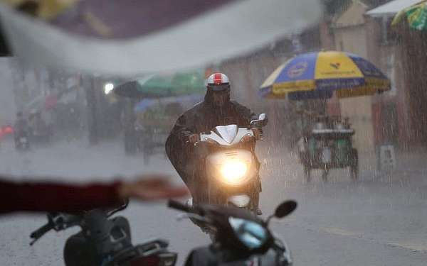 Những lưu ý khi đi xe máy dưới mưa (Nguồn ảnh: Internet)