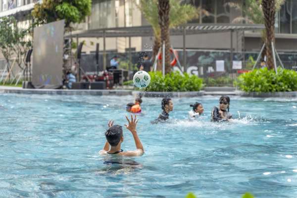 Cư dân Westgate trải nghiệm hồ bơi tiêu chuẩn Olympics