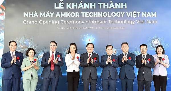 Phó Thủ tướng Trần Lưu Quang chụp ảnh chung với lãnh đạo Tập đoàn Amkor - Ảnh: VGP/Hải Minh