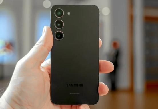 Giá Samsung Galaxy S23 rẻ hơn iPhone 13 nhưng cấu hình 